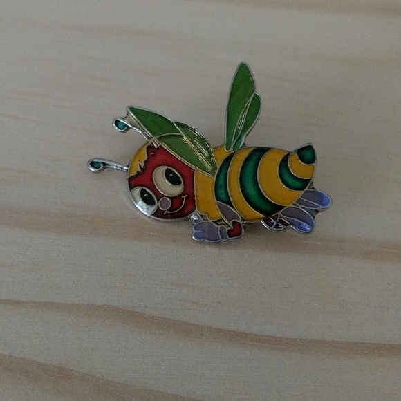 Vintage Jewelry - Vintage bee pin